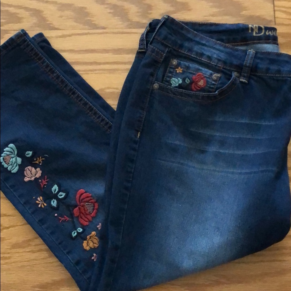 ND Weekend Embroidered Capris